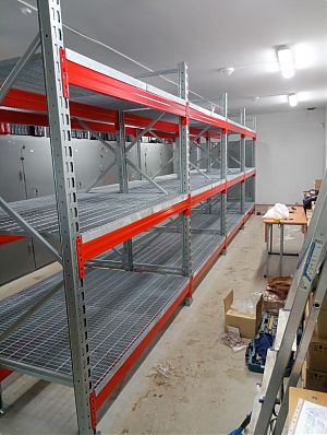 Смонтирован фронтальный стеллажный комплекс с полками Смонтирован фронтальный стеллажный комплекс с полками